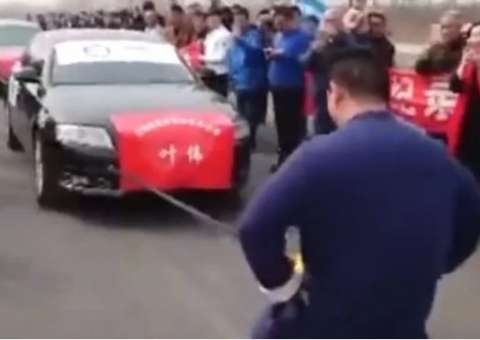 Homem puxa sete carros com corda amarrada aos testículos  