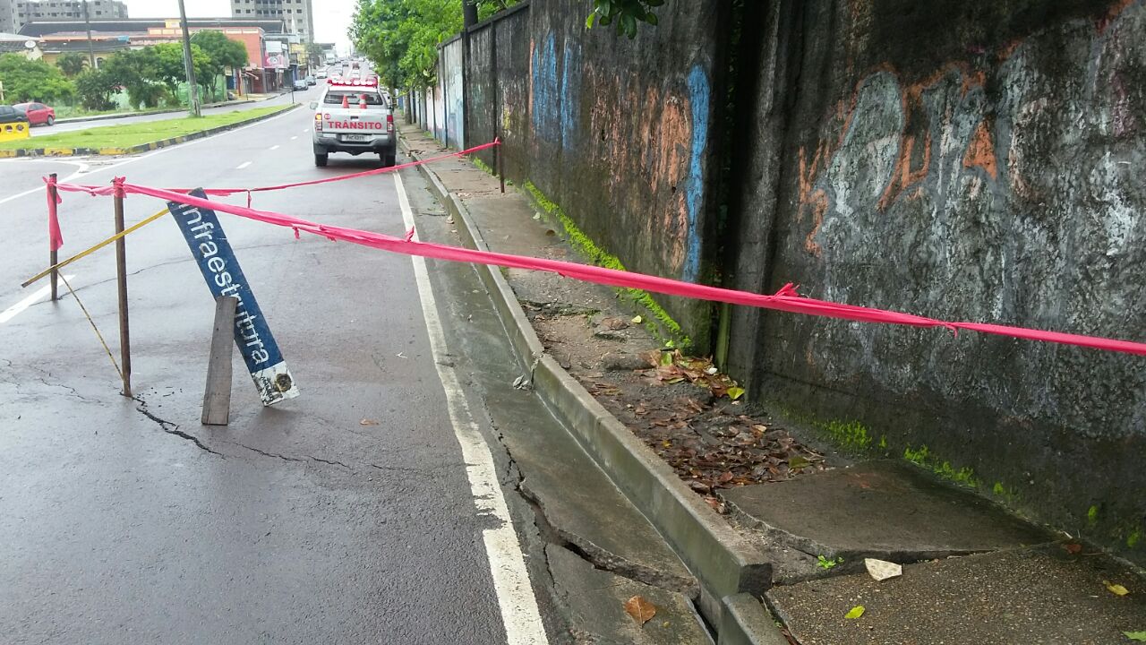 Rua ao lado da Arena tem risco de desabamento é interditada