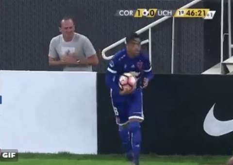 Em jogo do Corinthians, gandula simula agressão e vira piada na internet