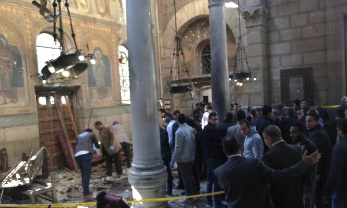  Explosão de bomba mata dezenas de fiéis em igreja cristã no Egito