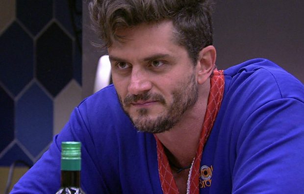 Ex-BBB Marcos é intimado a depôr e delegada diz que ele pode pegar até 3 anos de prisão