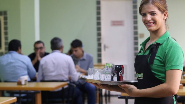 Pessoas bonitas demais têm menos chance de emprego, diz estudo