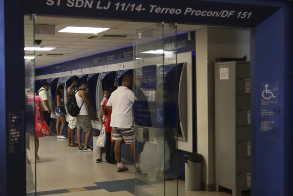 Agências da Caixa abrirão mais cedo nesta quinta para saque do FGTS