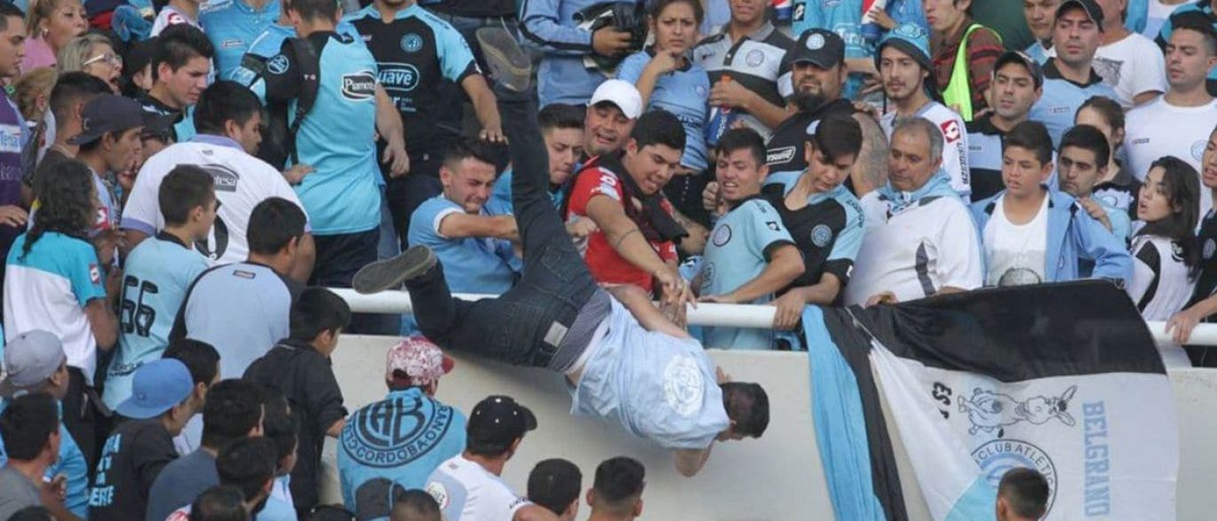 Torcedor argentino morre ao ser arremessado de arquibancada durante confusão 