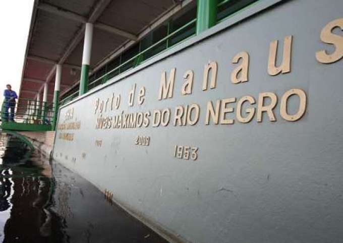 Em Manaus, famílias que deverão ser afetadas pela cheia passam por identificação   