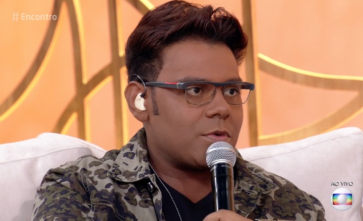 Cantor Pablo aparece atendendo celular no “Encontro” ao vivo e agita web