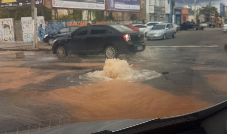 Tubulação rompe e deixa avenidas alagadas no Centro de Manaus