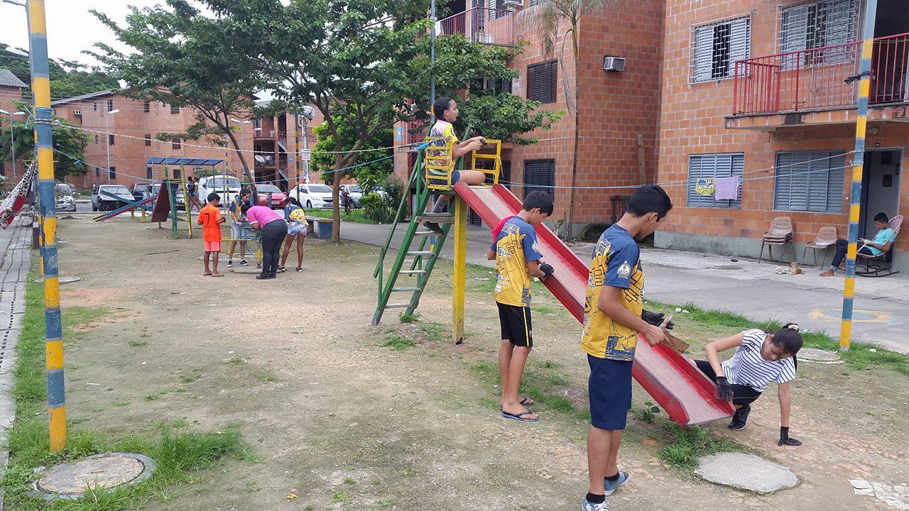 Grupo de escoteiros revitaliza praça do Prosamin em Manaus