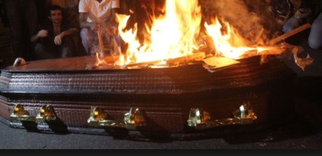 Homens invadem velório e ateiam fogo em corpo na frente da família