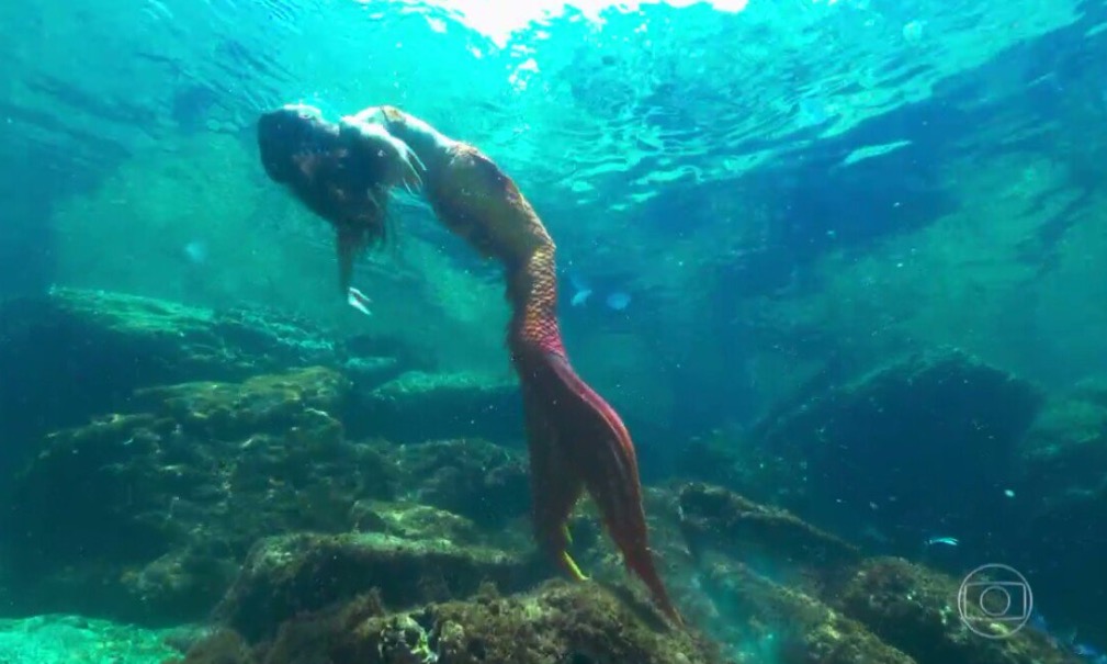   Ísis Valverde deslumbra como sereia nadando no mar; veja vídeo 