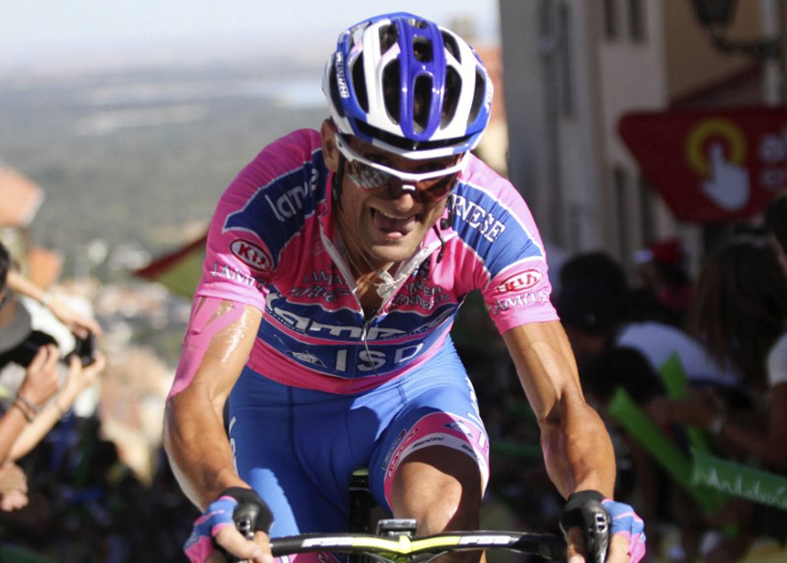 Campeão da Volta da Itália 2011 de ciclismo morre atropelado