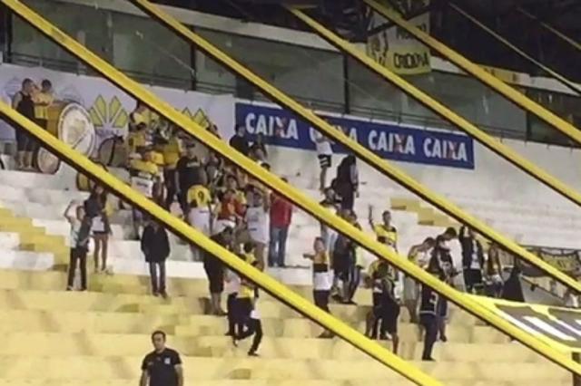 Torcida do Criciúma revolta jogadores ao ironizar acidente da Chape