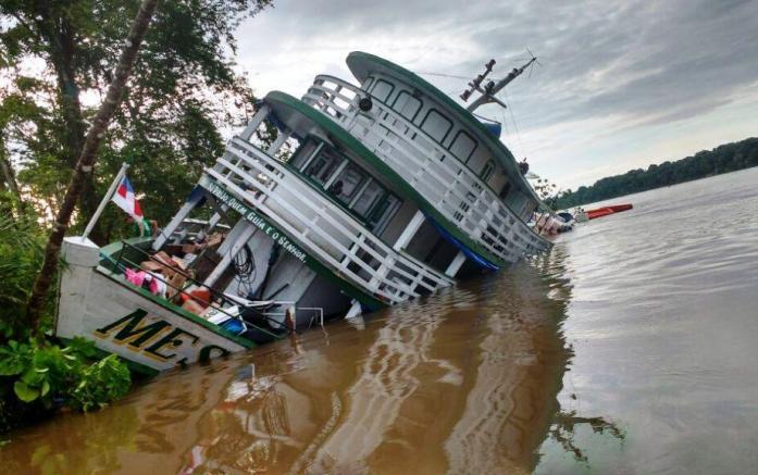 No Amazonas, barco naufraga após colidir com árvore 