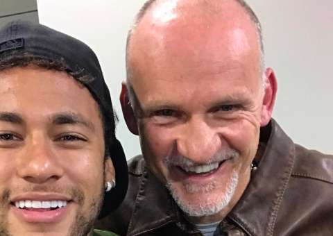 No Dia do Goleiro, Neymar recebe a lenda da seleção Taffarel, em Barcelona