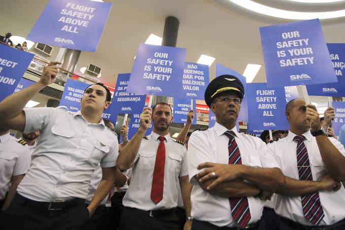Pilotos e comissários decidem não participar da greve
