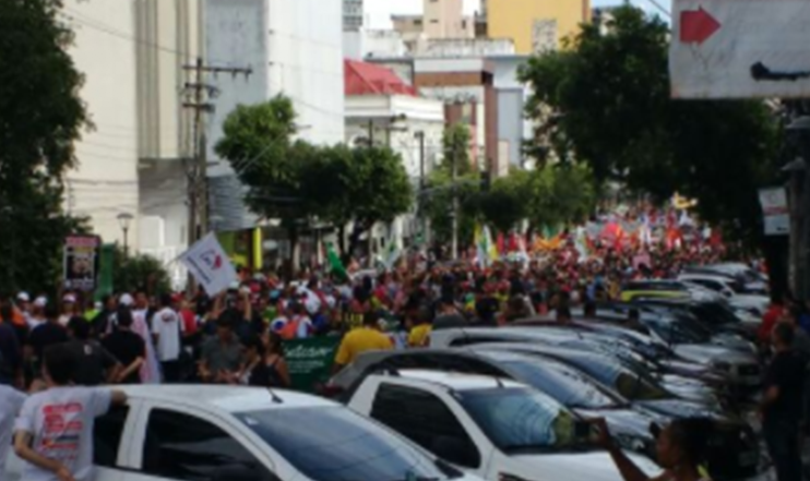 Manifestantes continuam com movimento 'Greve Geral' e fazem passeata no Centro