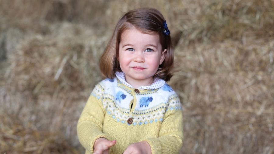 Família Real divulga foto da princesa Charlotte em aniversário de 2 anos