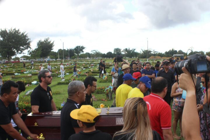 Emoção e homenagens marcam enterro do cantor Junior em Manaus