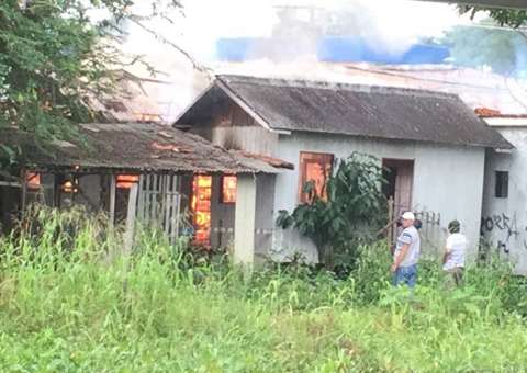 Casa é completamente destruída por incêndio em Manaus