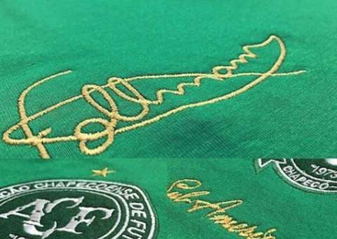 Empresa homenageia ex-goleiro da Chape com lançamento de uniforme exclusivo