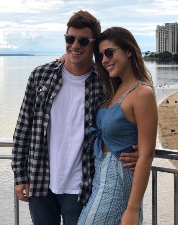   Ex-BBB Manoel chega a Manaus e é recepcionado por Vivian: 'melhor impossível'