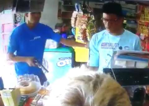 Dupla assalta mercearia de Manaus e câmeras flagram tudo