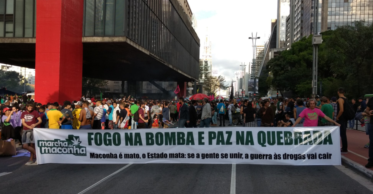 Marcha da maconha reúne cerca de mil pessoas em Ipanema