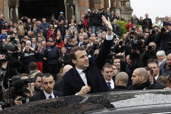 Macron vence eleições presidenciais na França, indicam pesquisas de boca de urna