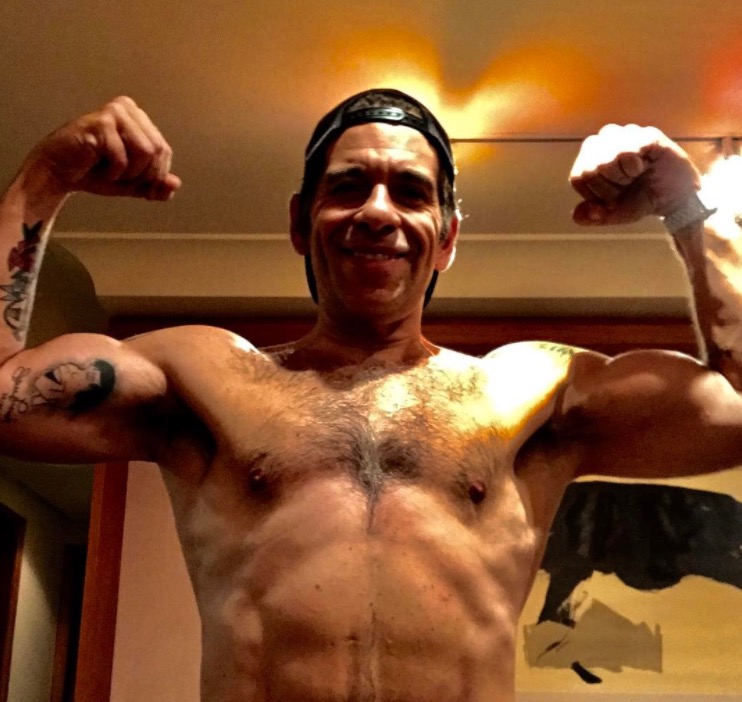  Leandro Hassum choca geral ao aparecer sarado em foto 