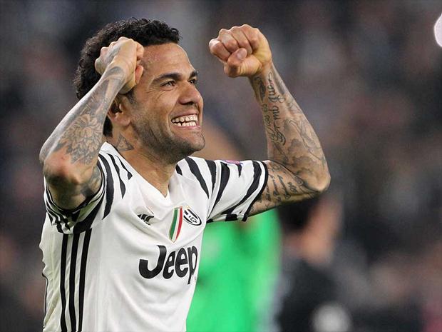 Daniel Alves conquista título de melhor jogador da semana na Liga dos Campeões