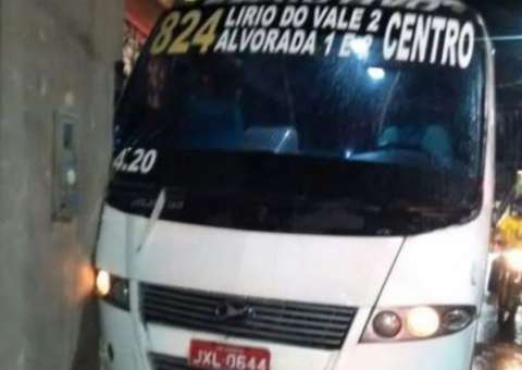 Grávida é levada para hospital após acidente com micro-ônibus em Manaus