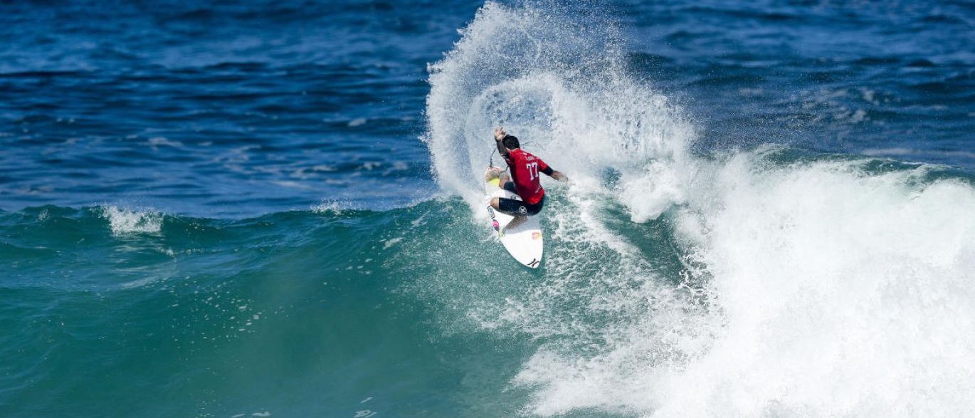 Brasileiro é eliminado de Mundial do Surfe após punição e tenta agredir juízes 