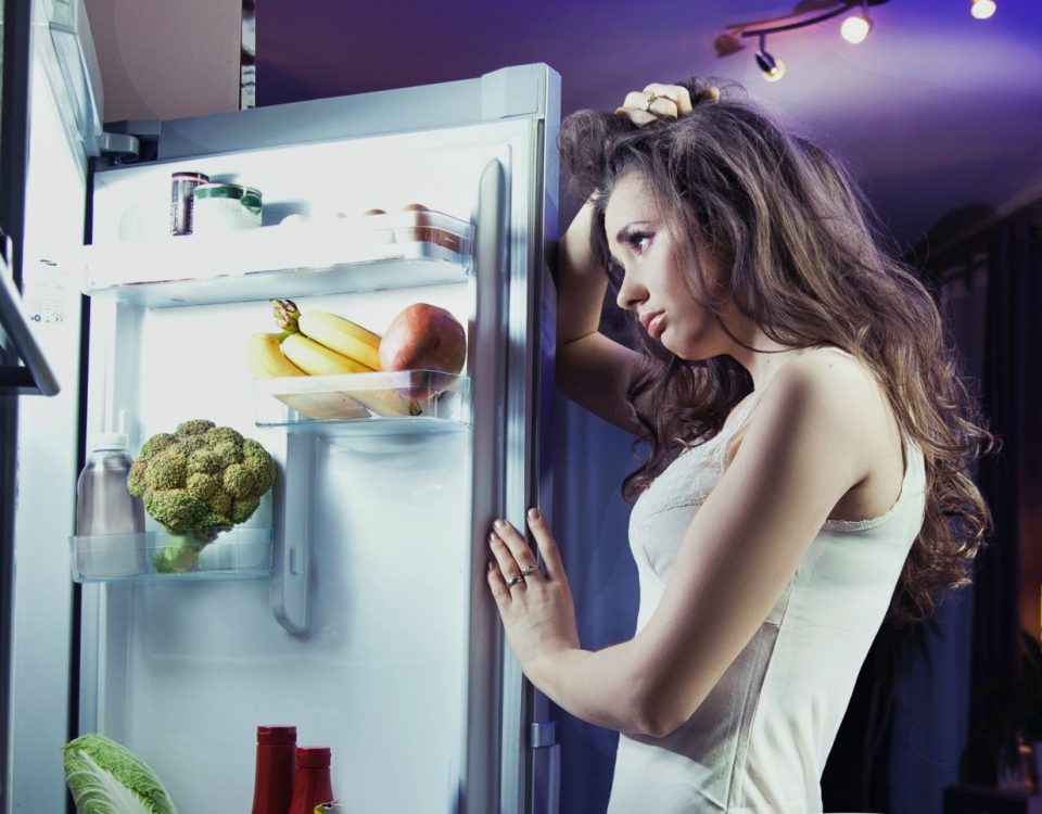 Ciência explica porque comer de madrugada pode prejudicar sua saúde