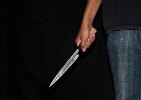 Namorado agride jovem após ler mensagem em celular e mãe pode ter ajudado no crime  