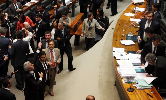 Deputados protocolam pedidos de impeachment de Temer