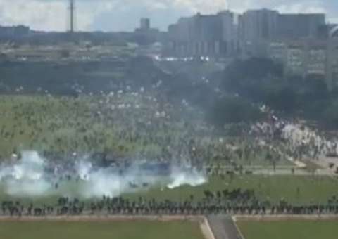 Manifestantes e policiais se enfrentam em protesto na Esplanada