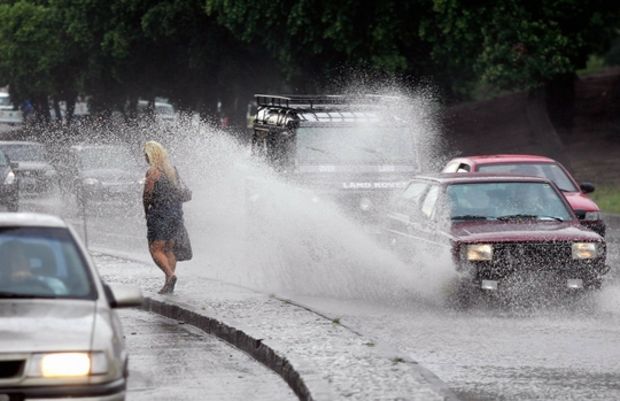 Molhar pedestres pode acabar em multa e pontos na carteira