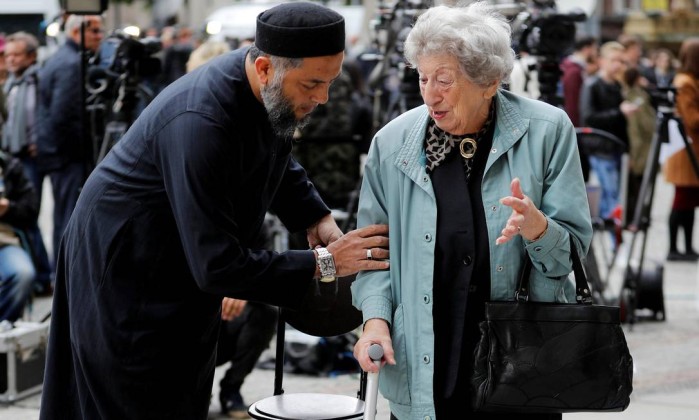 Muçulmano e judia rezam juntos em memorial para vítimas de Manchester  