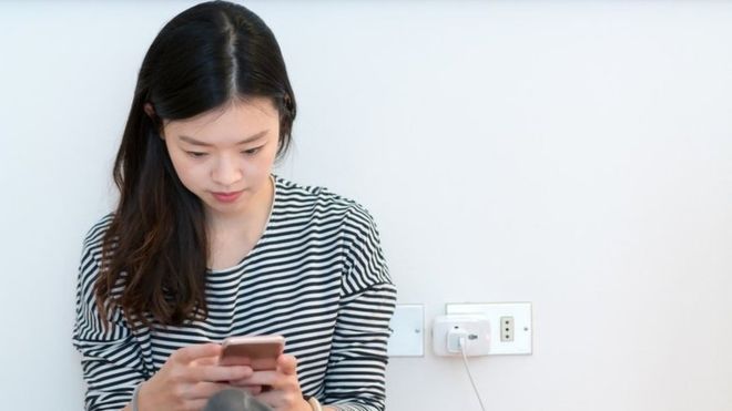 Por que é perigoso recarregar celular em lugares públicos?