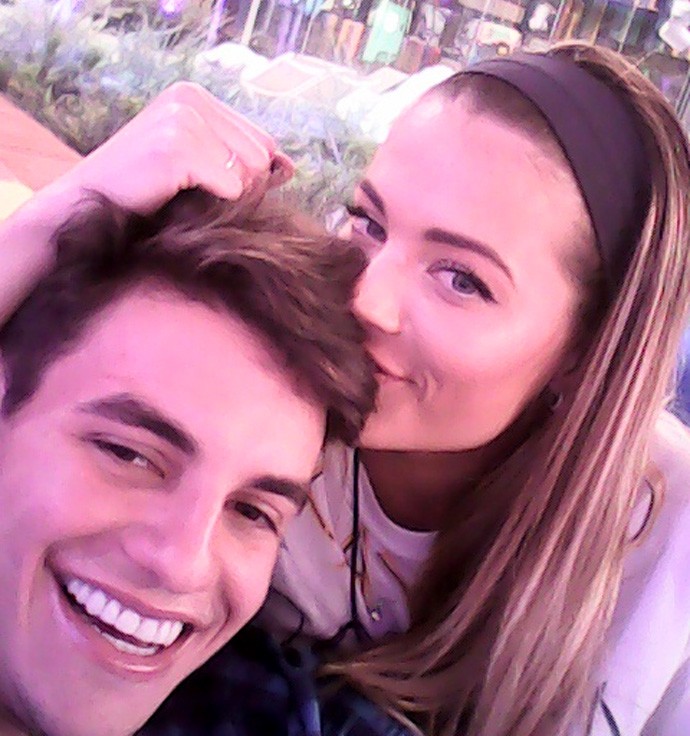 Ex-BBB Antonio viaja para encontrar Alyson na Espanha e fãs deliram