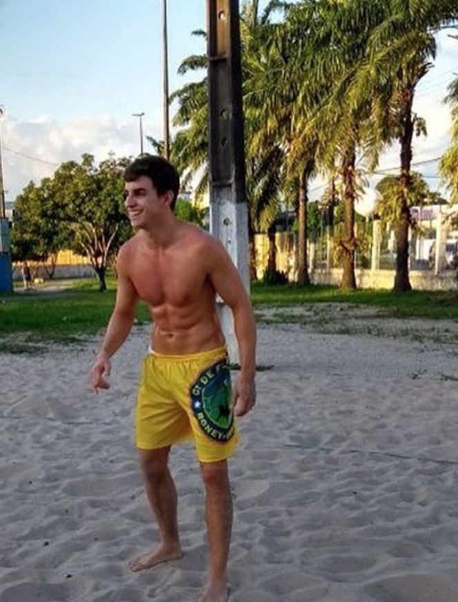 Ex-BBB Manoel mostra tanquinho durante jogo em bairro de Manaus