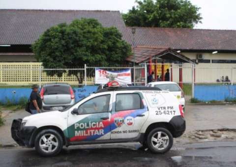 Assaltantes invadem escola e agridem alunos durante apagão em Manaus