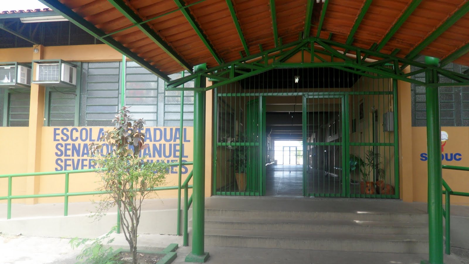 Em Manaus, dupla invade escola ao lado de delegacia e faz arrastão