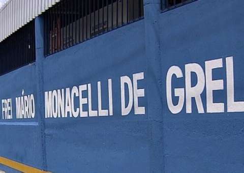 Em Manaus, familiares arrobam portão de escola para resgatar criança esquecida em sala