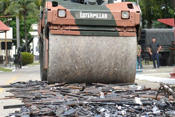 Polícia Federal e Exército destroem 4 mil armas recolhidas nos últimos dois anos no Rio