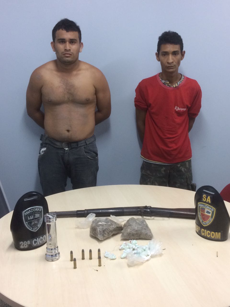 Dupla é presa com rifle, munições e drogas em Manaus