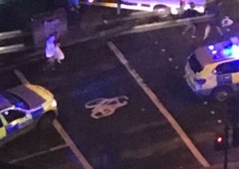 Van atropela pedestres e causa pânico na Ponte de Londres 