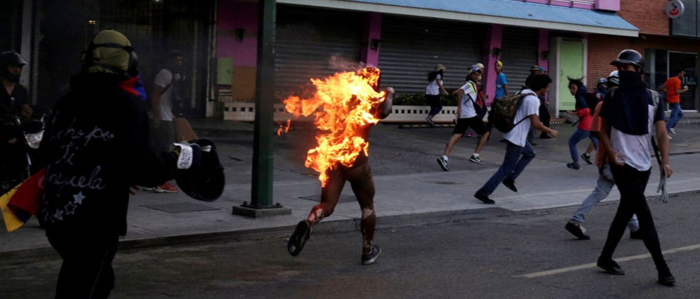 Morre jovem que foi queimado vivo em manifestação na Venezuela