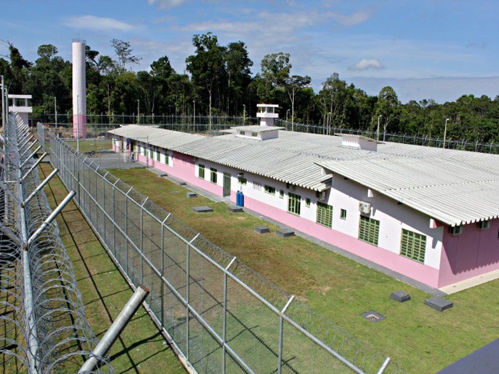 Polícia faz revista em presídio feminino no Amazonas