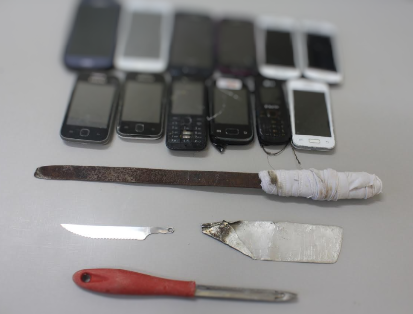Facas e celulares são encontrados durante revista em presídio feminino no AM